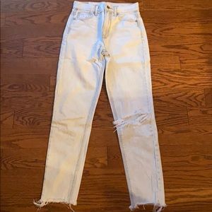 Light Wash American Eagle Hight Wasted Mom Jeans